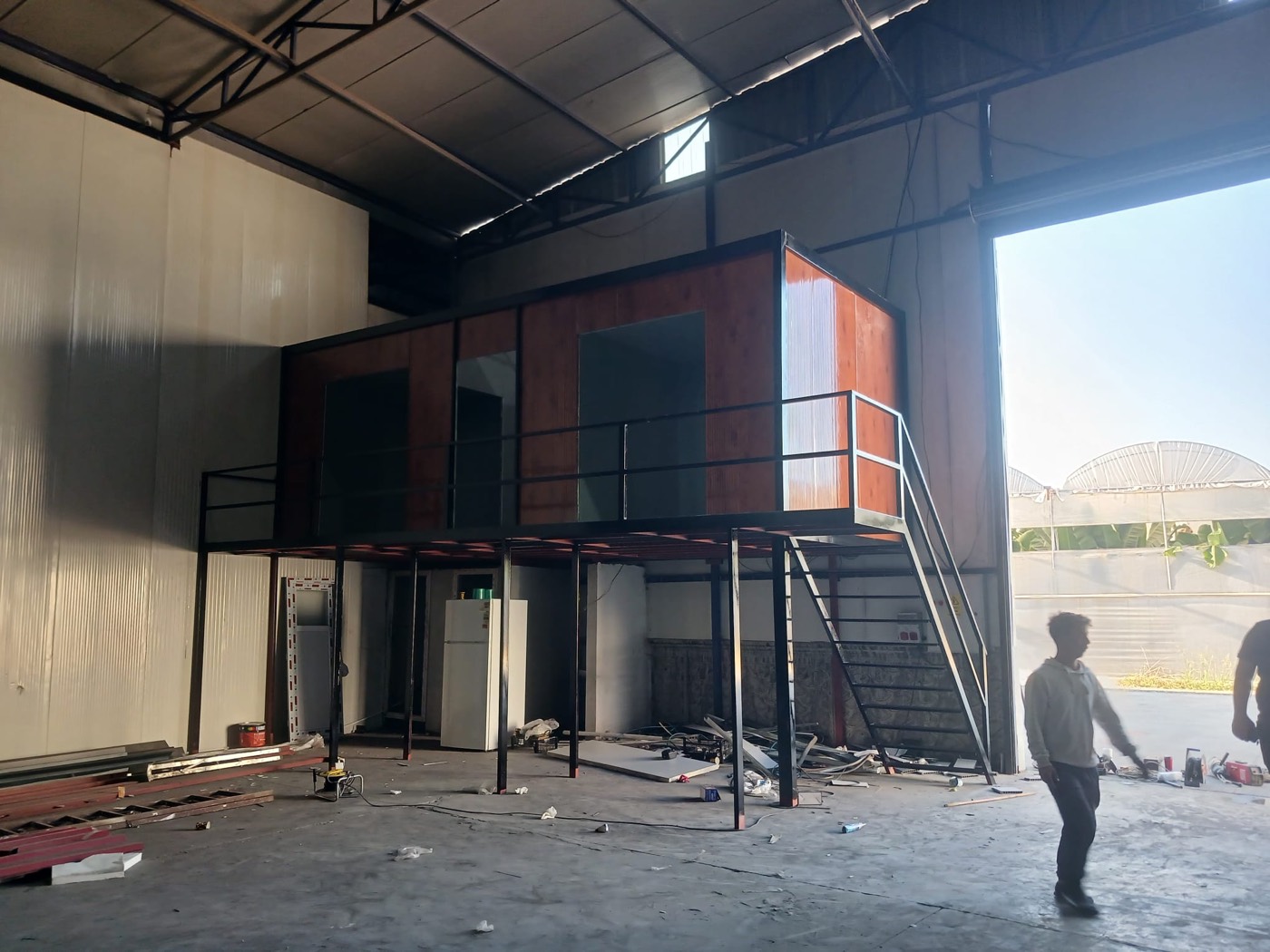 Depo içine kurulmuş çelik asma kat ve ofis modülü
