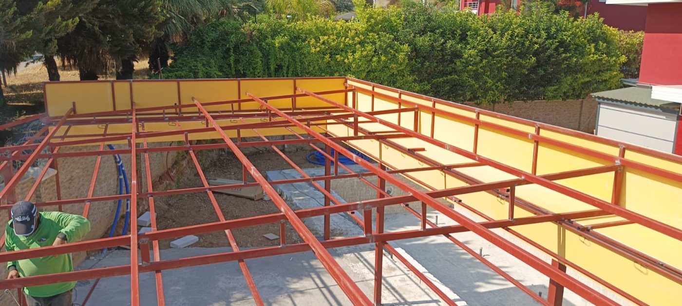 Çelik çatı panel montajı kuşbakışı