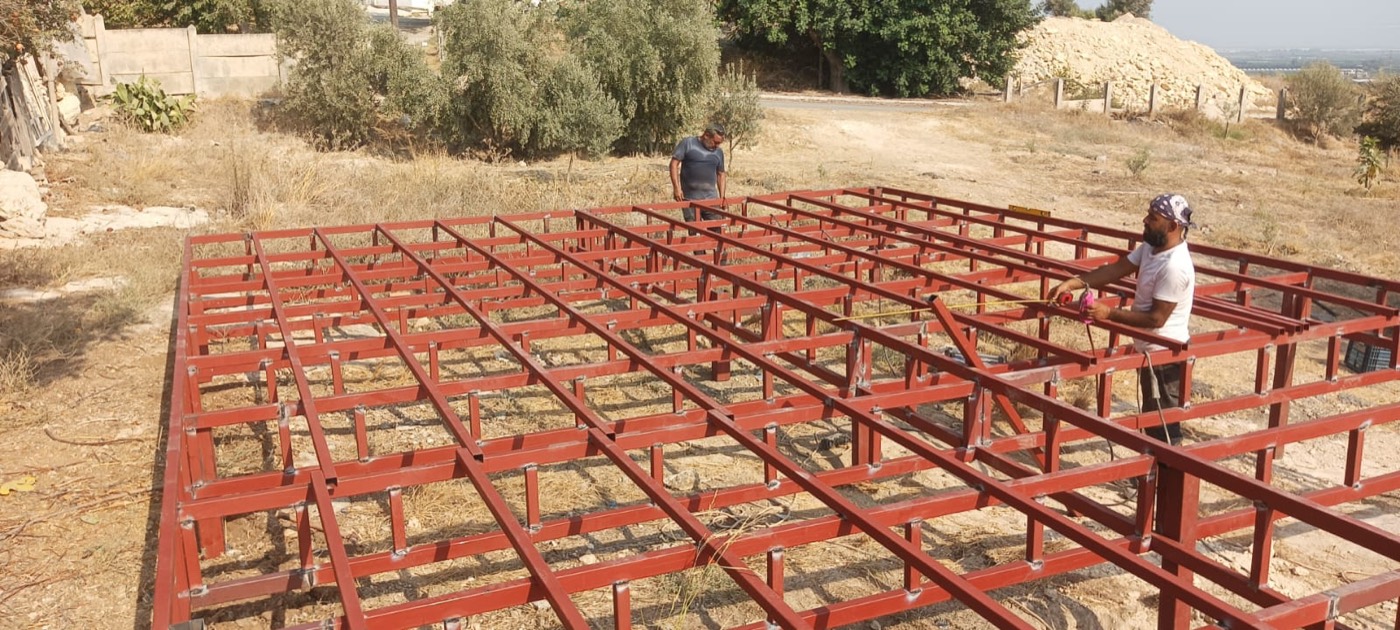 BB Çelik ekibi sahada çelik iskelet montajı yaparken